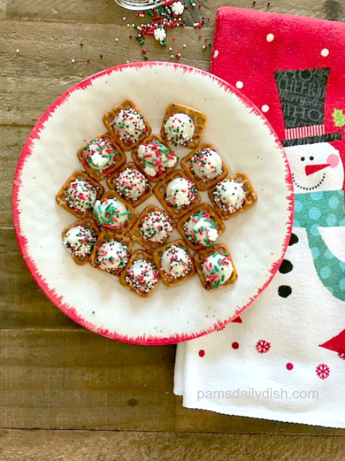 Cookies And Cream Christmas Pretzel Snaps Pams Daily Dish