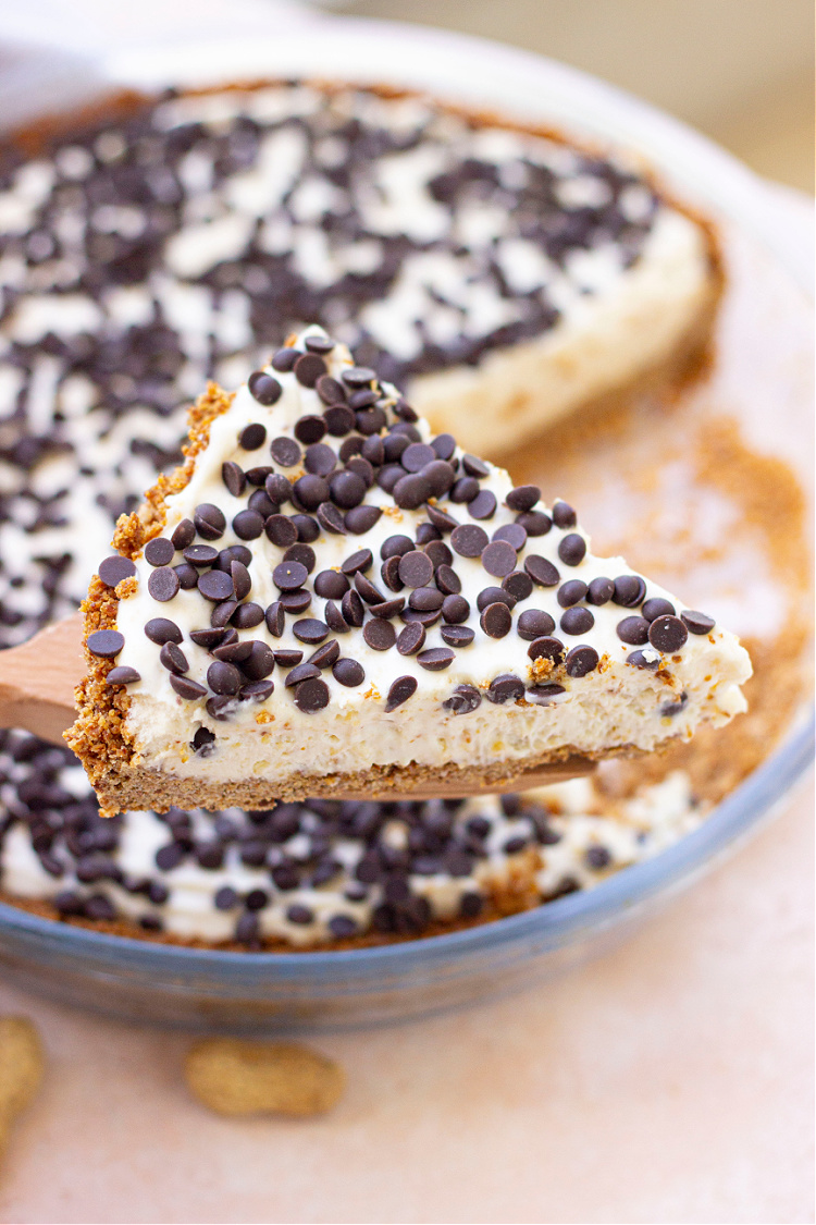 No Bake Peanut Butter Chocolate Chip Pie via @skinnydesserts