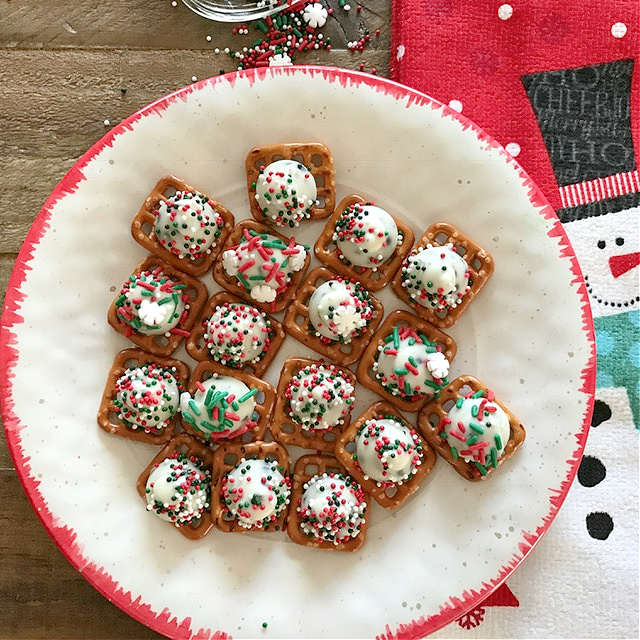 Cookies and Cream Christmas Pretzel Snaps